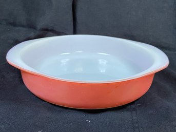 8 Inch Round Pyrex Dish In Great Condition