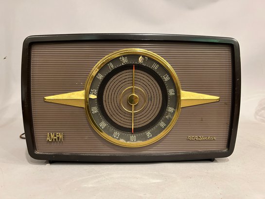 Vintage RCA Victor AM/FM Radio