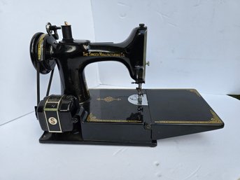 Pristine Singer Sewing Machine Cat 3 - 120