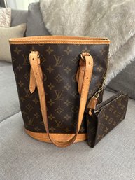 LOUIS VUITTON AUTHENTIC RETIRED MONOGRAM PETIT BUCKET HANDBAG W/ SMALL ZIP BAG