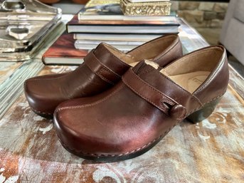 LIKE NEW CONDITION DANSKO BROWN LEATHER CLOGS SIZE 39