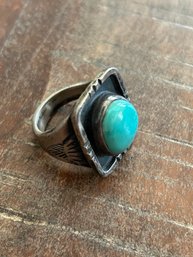 HEAVY VINTAGE STERLING SILVER AND TURQUOISE RING