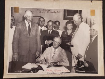 Picture Of President Roosevelt Signing The Social Security Bill 1935 8X10