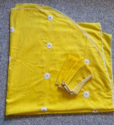 Pretty Sunshine Yellow Large Oval Tablecloth With Embroidered White Daises White Stitched Edges And 4 Napkins