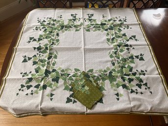 Square Ivy Swiss Dot Tablecloth With 4 Napkins