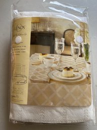 Lenox Cream Round Table Cloth With 4 Napkins - 45