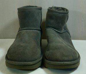 #66 Size 7 Uggs