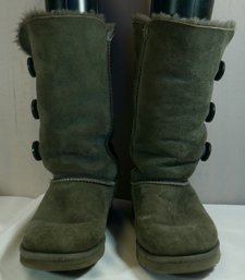 #68 Size 7 Green Uggs