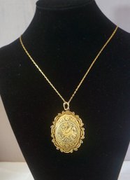 #120 Goldtone Pendant & Necklace