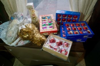 #422 Lot Of Christmas Ornaments/decorations