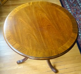 DR665 Banded Mahogany Round Table 24'Round