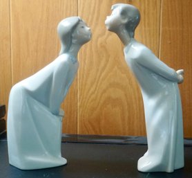 #LR18 Pair Of Lladro Kissing Figurines 8'T