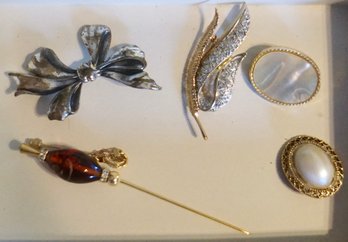 #228 Lot Of 5 Brooches & Pins
