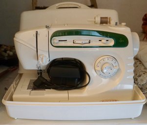 CL#398 Singer Portable Sewing Machine