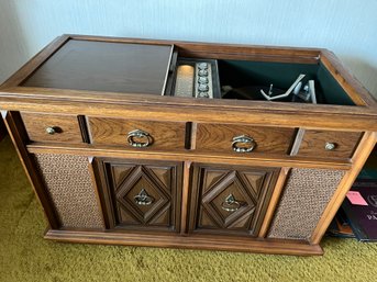 Magnavox Vintage Stereo System AM FM Plays Records Beautifully Sounding - Great Condition - Lv10