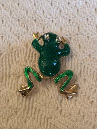 Vintage Green Enamel Tree Hugger Frog Pin With Moveable Legs - J11