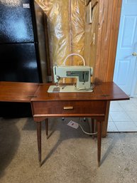 #712 Vintage Mint Green Singer 337 Sewing Machine In Mid Century Cabinet & Chair