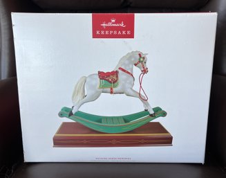 2022 HALLMARK LARGE 12' X 10' Tabletop Rocking Horse Memories Magic Motion NEW In Box Christmas Holiday