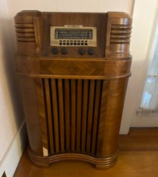 Antique Radio Powers On But Needs Work - LV7