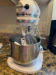 White Kitchen Aid Mixer With Bowl And Accessories - K7