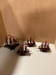 #87 Lot Of 4 Small Plastic Ships