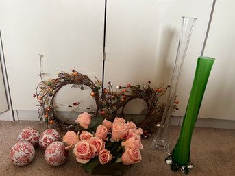Miscellaneous Decorator Lot: Battery Operated Wreath, Two Vases, 4 Glass Balls And Flower Arrangement - L26