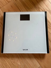 Taylor Glass Bathroom Scale -lV38