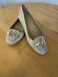 #87 - Michael Kors Ladies Flat Shoes Size 8 In Gold - Like New