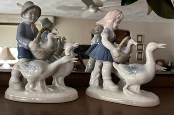 Two Porcelain Figurines: Boy And Girl With Ducks Made In Germany - Lv23