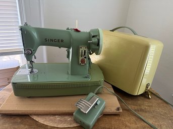 Vintage 1958 SINGER Sewing Machine In Case