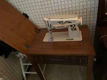 Singer Sewing Machine With Foldout Table - Bd006