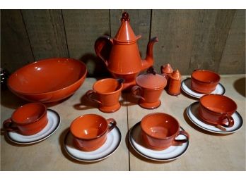 16 PIECE RED ROOSTER METLOX CHINA SET