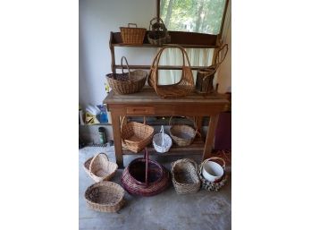 LOT OF 13 BASKETS