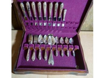 34 PIECE FLATWARE SET