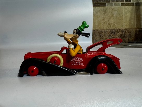 Pride Lines Manoil  Disney DIE CAST Tow Truck With Goofy Driving