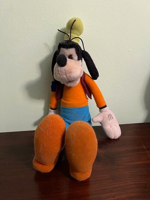 A Large Goofy Plush Toy By Applause 1984