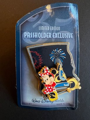 Disney Minnie Mouse Pass Holder Exclusive  New