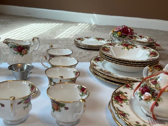 Royal Doulton Service For 4 Plus 2 Extra Cup And Saucers, Teapot, Sugar, S &P, Creamer & Sugar,