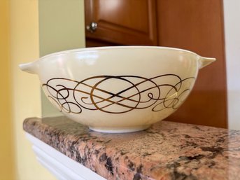 1970's Pyrex 4 Qt Bowl Golden Scroll