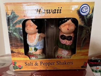 NIB Hawaian Salt And Pepper Shakers