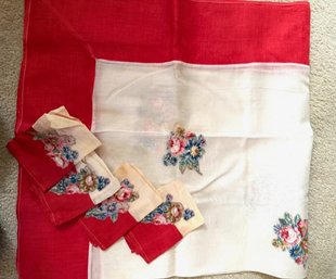 A Vintage Square Table Cloth With 4 Napkins