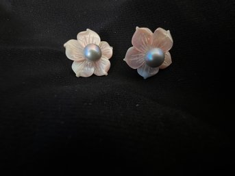 2 Pair Of Floral Mother Of Pearl With Pearl Centers (each 2 Pieces)