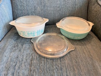 A Group Of 2 Vintage Pyrex Dishes With Extra Cover