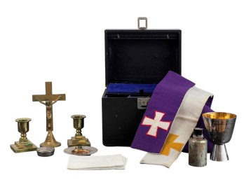 COMMUNION SET in FITTED VELVET-LINED TRAVEL CASE