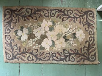 HOOKED RUG WITH FLORAL CENTER DESIGN