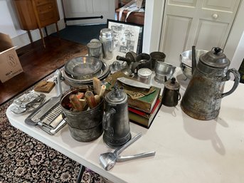 LOT OF TIN KITCHENWARES INCLUDING ADVERTISING