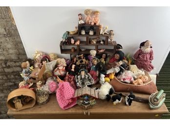 LARGE COLLECTION OF VINTAGE DOLLS AND ACCESSORIES