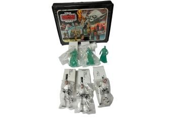 Six (6) Star Wars Kelloggs Mail-Ins + As is Case