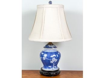 SMALL ASIAN PORCELAIN TABLE LAMP