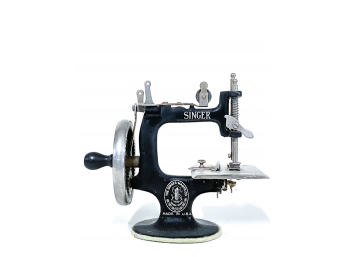 HAND DRIVEN MINIATURE 'SINGER' SEWING MACHINE